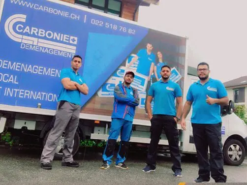 Équipe de déménageurs à Orbe transportant un canapé