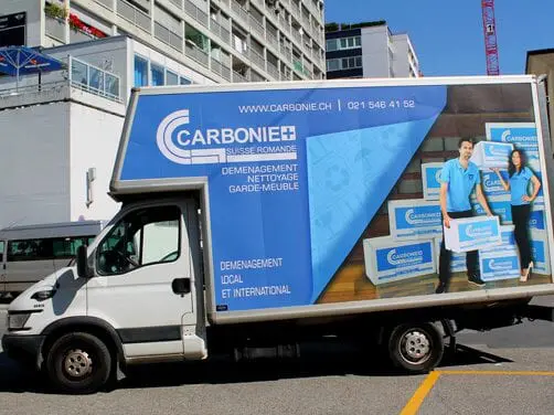 Camion de déménagement en plein chargement à Orbe